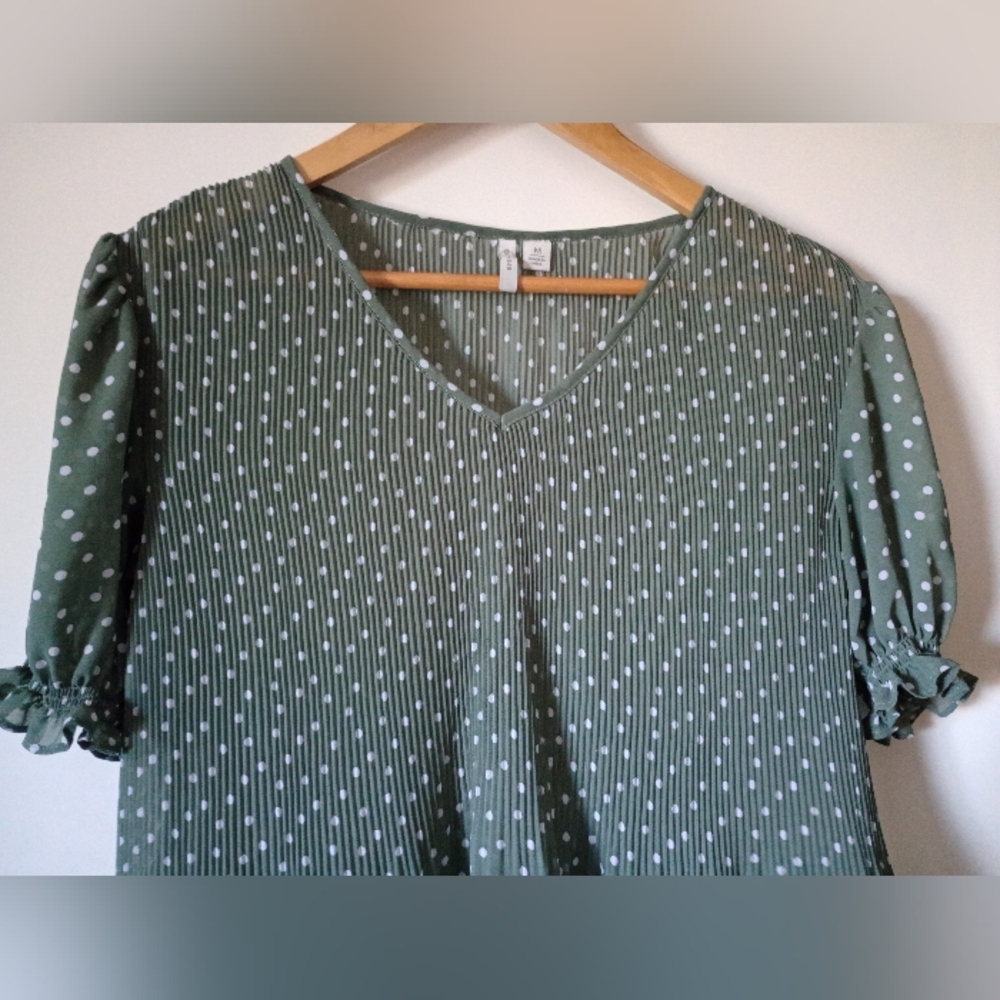 Green Polka Dot Pleated Blouse Size Medium - Picture 3 of 15